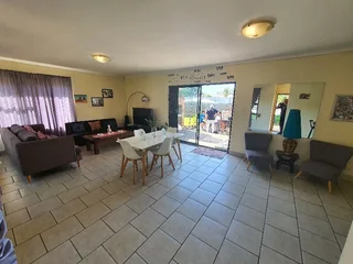 Kuilsriver, Soneike. Large modern family home on large plot. Available 1st January 2026