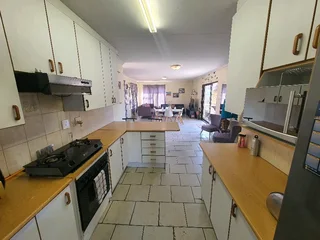 Kuilsriver, Soneike. Large modern family home on large plot. Available 1st January 2026