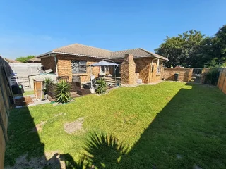 Kuilsriver, Soneike. Large modern family home on large plot. Available 1st January 2026