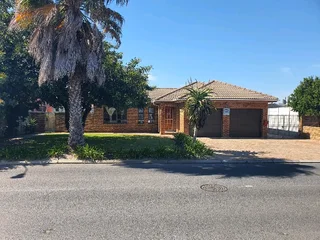 Kuilsriver, Soneike. Large modern family home on large plot. Available 1st January 2026