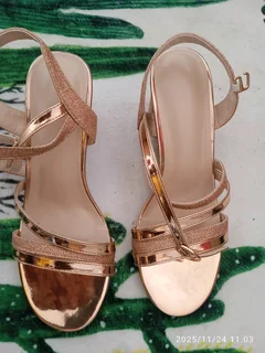 Gold shoe size 35 shoe 3