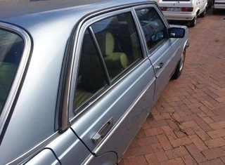 1987 Mercedes-Benz 200 Series Sedan