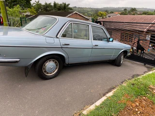 1987 Mercedes-Benz 200 Series Sedan