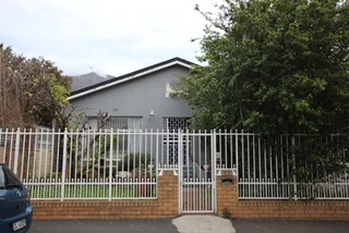 Room in FEMALE ONLY  house, fully furnished, Observatory. Secure, garden, great location