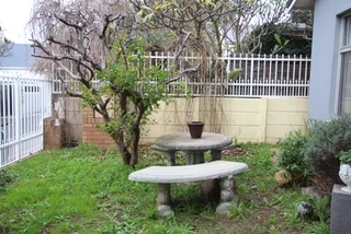 Room in FEMALE ONLY  house, fully furnished, Observatory. Secure, garden, great location