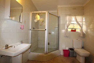Room in FEMALE ONLY  house, fully furnished, Observatory. Secure, garden, great location