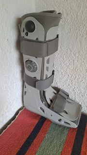 Moonboot Aircast Large with built in pump. As new. R2000. Iam in Orange Grove.