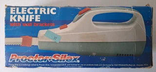 Electric knife. With blades and Instruction Manual. Works on 220V. Collectable, yet working .