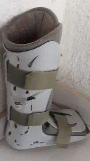 Moonboot Aircast. Size Small. As good as new. Medical Device. R1300. I am in Orange Grove.
