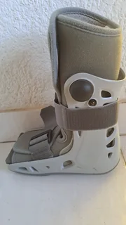 Moonboot Aircast with built-in Dual Pump. Size small. As good as new