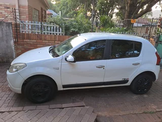 Renault Sandero 1,6 2012 in good running condition. Very good front tyres. And good tyres at the bac