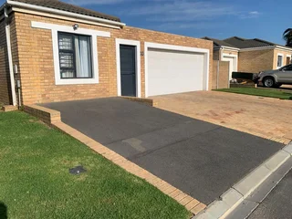 3 Bedroom house to rent in Uitzight, with a separate study room.