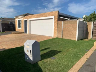 3 Bedroom house to rent in Uitzight, with a separate study room.