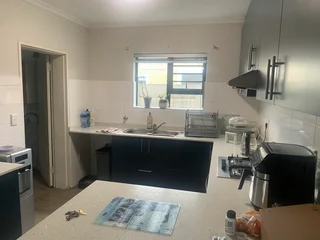 3 Bedroom house to rent in Uitzight, with a separate study room.