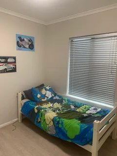 3 Bedroom house to rent in Uitzight, with a separate study room.