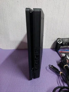 Playstation 4 slim, 1tb, 1 Controller, 1 Free game, all cables