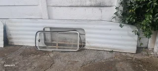 8 alliminium/tin panels and 3 sliding windows that was on a horse trailer.