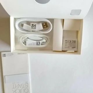 SAMSUNG ORIGINAL SEALED CHARGER AND HANDSFREE EARPHONE KIT. ACCESSORIES ONLY. NO PHONE !!!!!!!