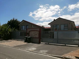 Student room to Rent in Large house for lady only