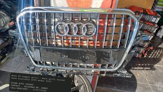 Audi Q5 bumper grill – main grill second hand available 2009 model 2015.RYHEN AUTO SPARESCONTACT :