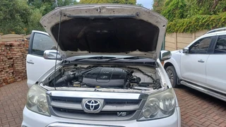 2009 TOYOTA FORTUNER 4.0 V6 A/T 4X4 White .Leather seat Leather interior Jack,wheel spanner, spare