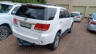 2009 TOYOTA FORTUNER 4.0 V6 A/T 4X4 White .Leather seat Leather interior Jack,wheel spanner, spare