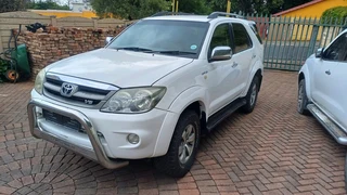 2009 TOYOTA FORTUNER 4.0 V6 A/T 4X4 White .Leather seat Leather interior Jack,wheel spanner, spare