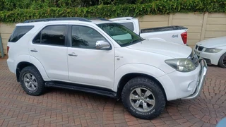 2009 TOYOTA FORTUNER 4.0 V6 A/T 4X4 White .Leather seat Leather interior Jack,wheel spanner, spare