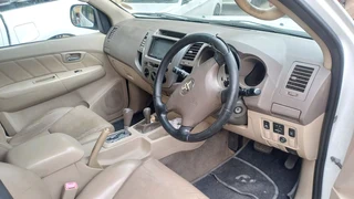2009 TOYOTA FORTUNER 4.0 V6 A/T 4X4 White .Leather seat Leather interior Jack,wheel spanner, spare