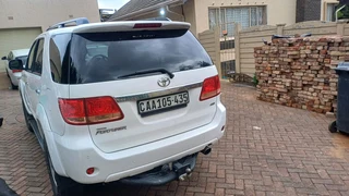 2009 TOYOTA FORTUNER 4.0 V6 A/T 4X4 White .Leather seat Leather interior Jack,wheel spanner, spare
