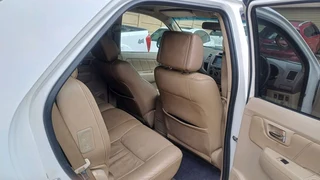2009 TOYOTA FORTUNER 4.0 V6 A/T 4X4 White .Leather seat Leather interior Jack,wheel spanner, spare