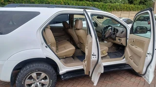 2009 TOYOTA FORTUNER 4.0 V6 A/T 4X4 White .Leather seat Leather interior Jack,wheel spanner, spare