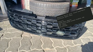 Radiator Grille 2019- black Land Rover Discovery Sport Used.Contact Ryhen Auto Spares 646 louis both