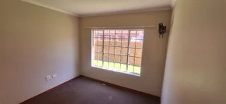 Sharing, 3 Bed Apartment Available Immediately, Ferndale Randburg, R2950 inclusive of water