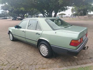 1989 MERCEDES BENZ 260E AUTO
