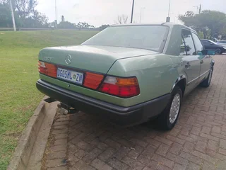 1989 MERCEDES BENZ 260E AUTO
