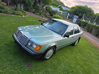 1989 MERCEDES BENZ 260E AUTO