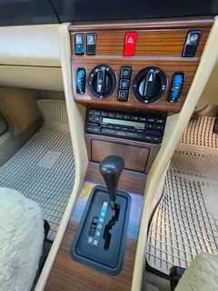1989 MERCEDES BENZ 260E AUTO