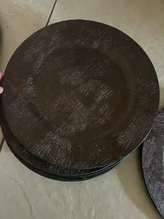 Decorative underplates for crockery