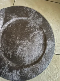 Decorative underplates for crockery