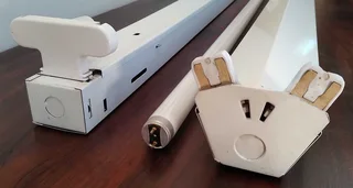 Flourescent light fitting with one flourescent tube