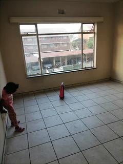 SPACIOUS ROOM FOR RENT IN A 2 BERDOOM APARTMENT IN CROYDON/ISANDO NEXT TO BMW
