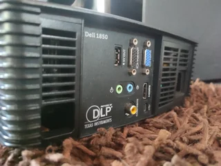 Dell 1850 HDMI 1080p native resolution 3000 -3800 lumens 10 bit colour processing in excellent condi
