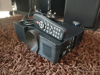 Dell 1850 HDMI 1080p native resolution 3000 -3800 lumens 10 bit colour processing in excellent condi