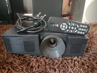 Dell 1850 HDMI 1080p native resolution 3000 -3800 lumens 10 bit colour processing in excellent condi