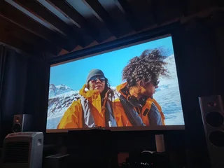 Dell 1850 HDMI 1080p native resolution 3000 -3800 lumens 10 bit colour processing in excellent condi