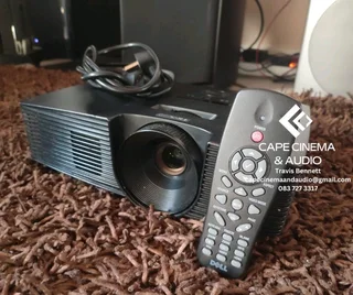 Dell 1220 HDMI full HD projector at 3200 lumens with remote in immaculate condition low bulb life pe