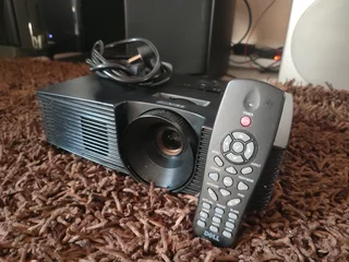 Dell 1220 HDMI full HD projector at 3200 lumens with remote in immaculate condition low bulb life pe