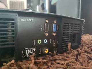 Dell 1220 HDMI full HD projector at 3200 lumens with remote in immaculate condition low bulb life pe