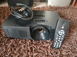 Dell 1220 HDMI full HD projector at 3200 lumens with remote in immaculate condition low bulb life pe